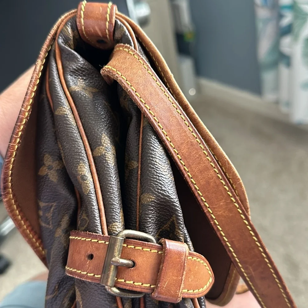 Louis Vuitton Saurmur Crossbody - Picture 9 of 16